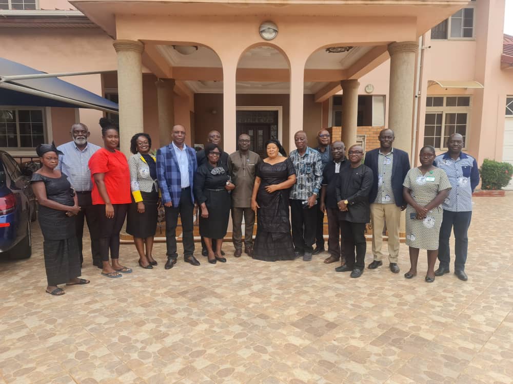 GhIS Members Visit a deceased Past President - Surv K.H. Osei Asante